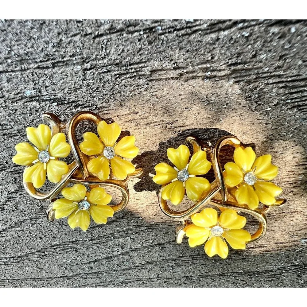 Trifari Yellow Floral Clip-On Earrings With Rhinestones Vintage 1950s - Picture 6 of 9